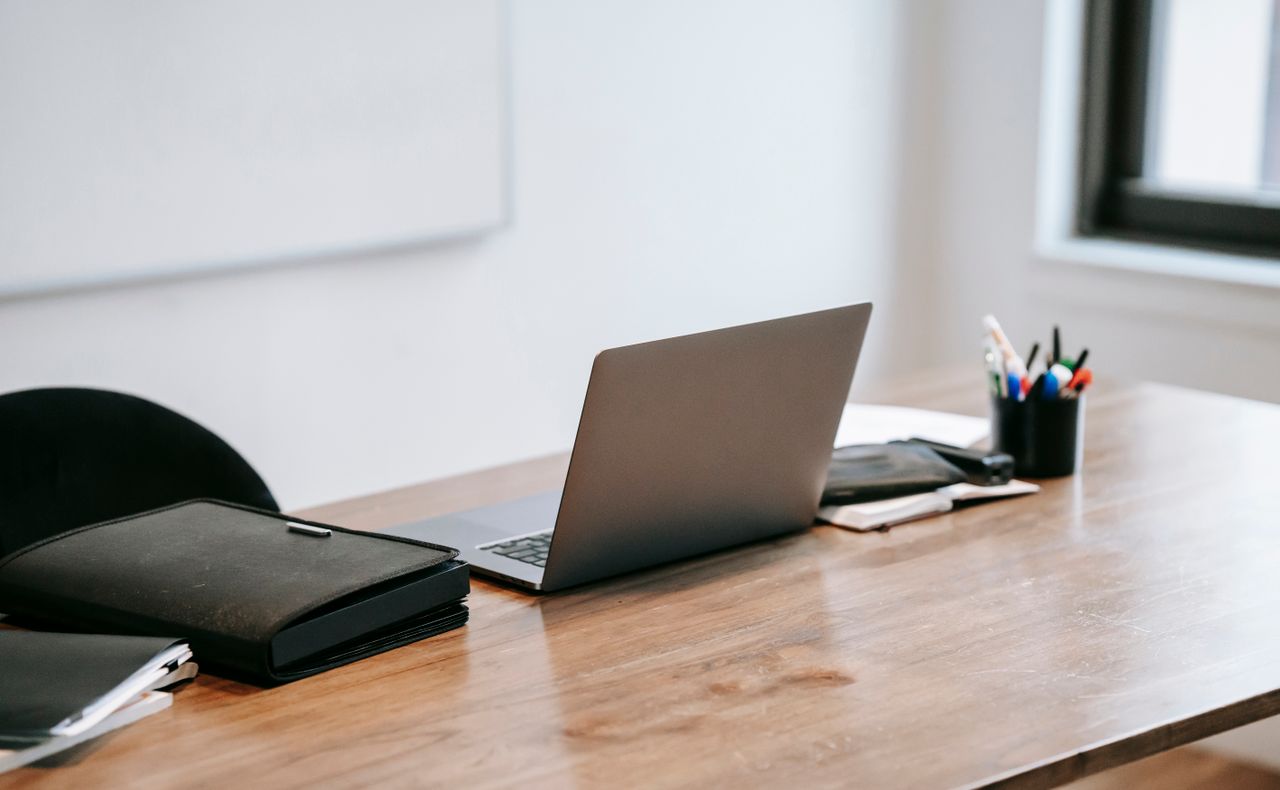 Biurka dla pracowników – jak dopasować meble do pracy hybrydowej i hot desków